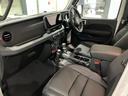 足元は広く長距離運転の際も狭さを感じさせない広さです。