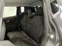 後部座席も広いのでゆったりと座って頂けますし、シートも疲れにくい固めの素材となっている為、旅行なども快適です。
