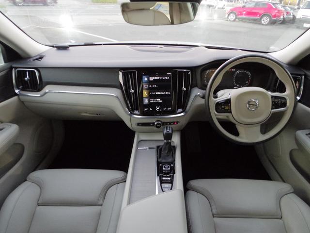 Ｖ６０ Ｔ５　インスクリプション　バーチライトメタリック　革シート　シートヒーター　シートベンチ　ステッチ入りダッシュボード　専用１８インチアルミ　パワーバックドア　全方位ビューカメラ　ｈａｒｍａｎ／ｋａｒｄｏｎサウンド（2枚目）