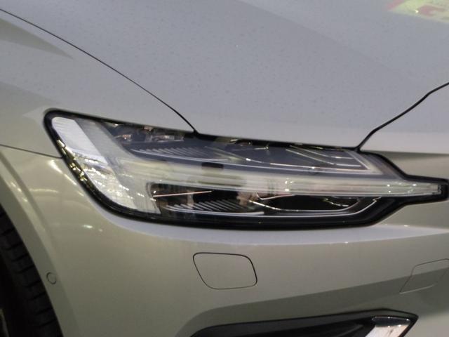 Ｖ６０ Ｔ５　インスクリプション　バーチライトメタリック　革シート　シートヒーター　シートベンチ　ステッチ入りダッシュボード　専用１８インチアルミ　パワーバックドア　全方位ビューカメラ　ｈａｒｍａｎ／ｋａｒｄｏｎサウンド（3枚目）