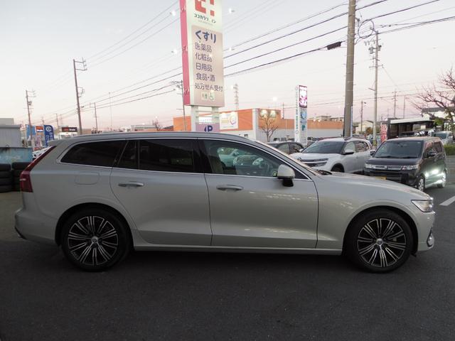 Ｖ６０ Ｔ５　インスクリプション　バーチライトメタリック　革シート　シートヒーター　シートベンチ　ステッチ入りダッシュボード　専用１８インチアルミ　パワーバックドア　全方位ビューカメラ　ｈａｒｍａｎ／ｋａｒｄｏｎサウンド（8枚目）