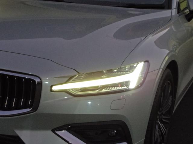 Ｖ６０ Ｔ５　インスクリプション　バーチライトメタリック　革シート　シートヒーター　シートベンチ　ステッチ入りダッシュボード　専用１８インチアルミ　パワーバックドア　全方位ビューカメラ　ｈａｒｍａｎ／ｋａｒｄｏｎサウンド（12枚目）