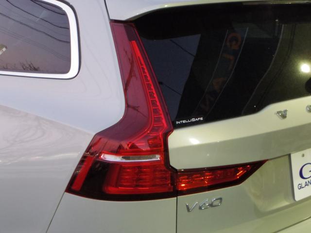 Ｖ６０ Ｔ５　インスクリプション　バーチライトメタリック　革シート　シートヒーター　シートベンチ　ステッチ入りダッシュボード　専用１８インチアルミ　パワーバックドア　全方位ビューカメラ　ｈａｒｍａｎ／ｋａｒｄｏｎサウンド（13枚目）