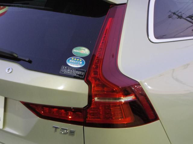 Ｖ６０ Ｔ５　インスクリプション　バーチライトメタリック　革シート　シートヒーター　シートベンチ　ステッチ入りダッシュボード　専用１８インチアルミ　パワーバックドア　全方位ビューカメラ　ｈａｒｍａｎ／ｋａｒｄｏｎサウンド（14枚目）
