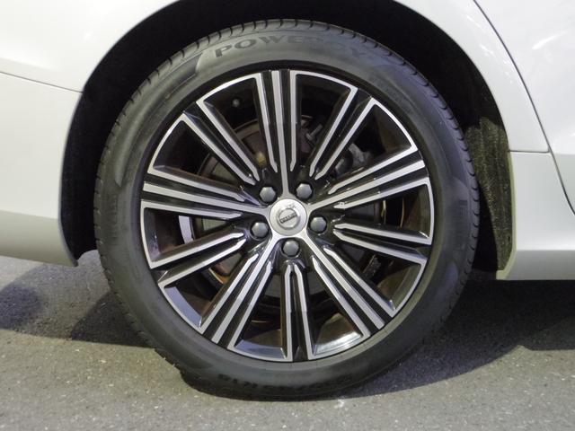 Ｖ６０ Ｔ５　インスクリプション　バーチライトメタリック　革シート　シートヒーター　シートベンチ　ステッチ入りダッシュボード　専用１８インチアルミ　パワーバックドア　全方位ビューカメラ　ｈａｒｍａｎ／ｋａｒｄｏｎサウンド（18枚目）