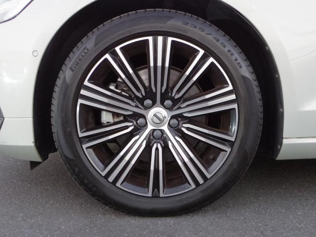 Ｖ６０ Ｔ５　インスクリプション　バーチライトメタリック　革シート　シートヒーター　シートベンチ　ステッチ入りダッシュボード　専用１８インチアルミ　パワーバックドア　全方位ビューカメラ　ｈａｒｍａｎ／ｋａｒｄｏｎサウンド（20枚目）