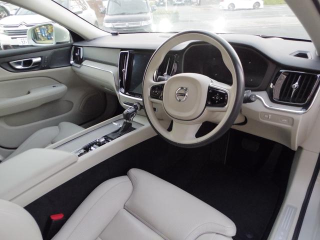 Ｖ６０ Ｔ５　インスクリプション　バーチライトメタリック　革シート　シートヒーター　シートベンチ　ステッチ入りダッシュボード　専用１８インチアルミ　パワーバックドア　全方位ビューカメラ　ｈａｒｍａｎ／ｋａｒｄｏｎサウンド（22枚目）