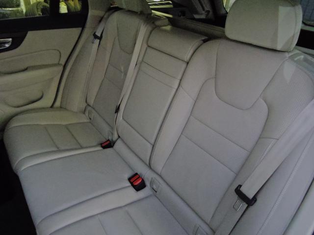 Ｖ６０ Ｔ５　インスクリプション　バーチライトメタリック　革シート　シートヒーター　シートベンチ　ステッチ入りダッシュボード　専用１８インチアルミ　パワーバックドア　全方位ビューカメラ　ｈａｒｍａｎ／ｋａｒｄｏｎサウンド（29枚目）