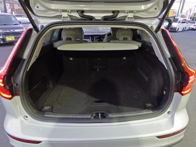 Ｖ６０ Ｔ５　インスクリプション　バーチライトメタリック　革シート　シートヒーター　シートベンチ　ステッチ入りダッシュボード　専用１８インチアルミ　パワーバックドア　全方位ビューカメラ　ｈａｒｍａｎ／ｋａｒｄｏｎサウンド（32枚目）