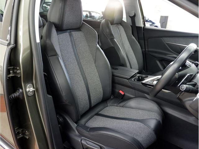 ファブリック／テップレザーシート採用。