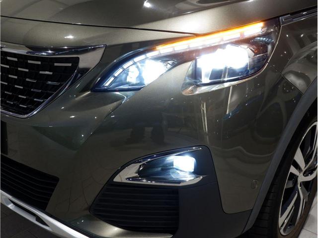 ＬＥＤヘッドライトを標準装備。