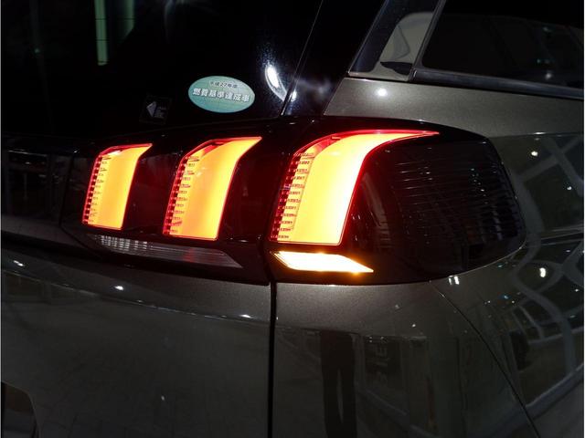 ライオンの爪をデザインモチーフとしたテールランプ。