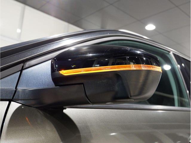 ターンシグナルランプはドアミラーに格納。