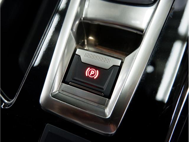 電動パーキングブレーキを装備。