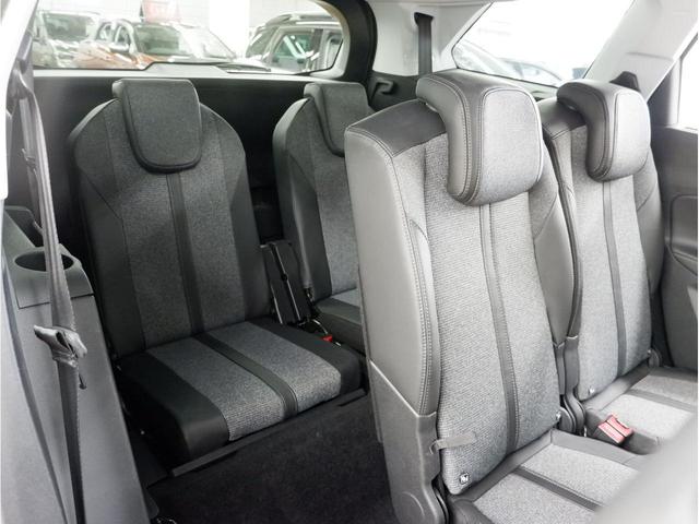 三列目シート十分な広さがございます。