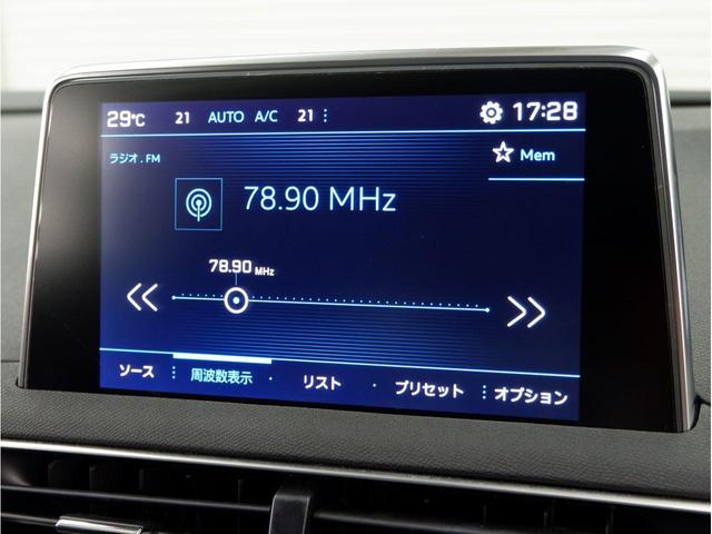 ８インチタッチスクリーンディスプレイ。指先ひとつでスマートフォンのように直感的な操作が可能です。（マルチメディア再生）