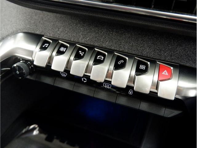 タッチスクリーン下に操作ボタンを配置。ライオンの爪をイメージしたデザインです。