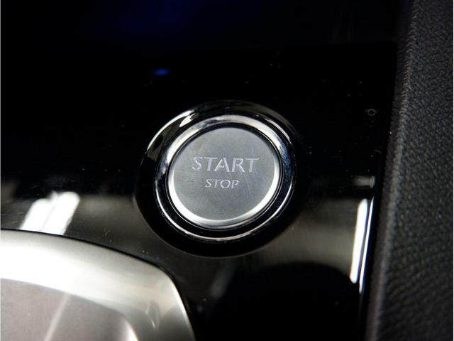 プッシュ式エンジンスターター、スマートキーが標準装備。