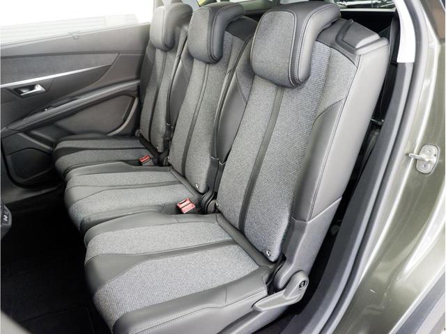 足元スペースがしっかり確保されたリアシート。