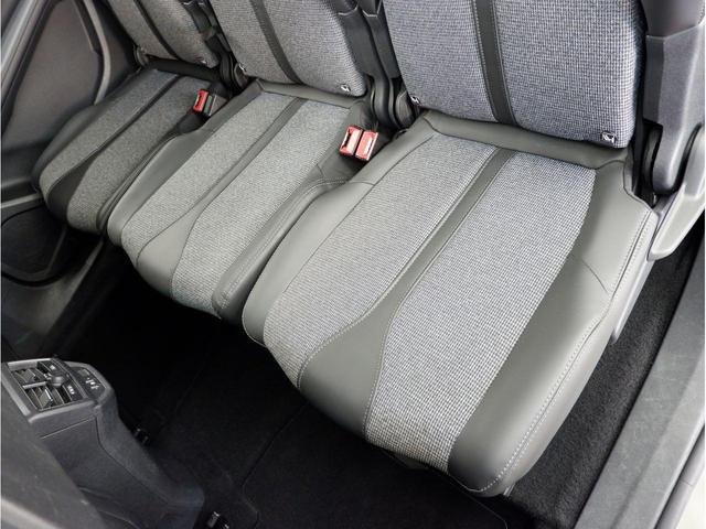 １席１席が独立した２列目シート。