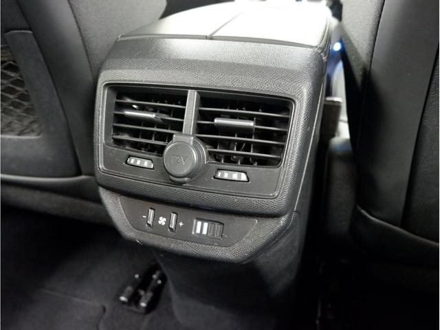 リアシートにもエアコンの吹き出し口がございます。