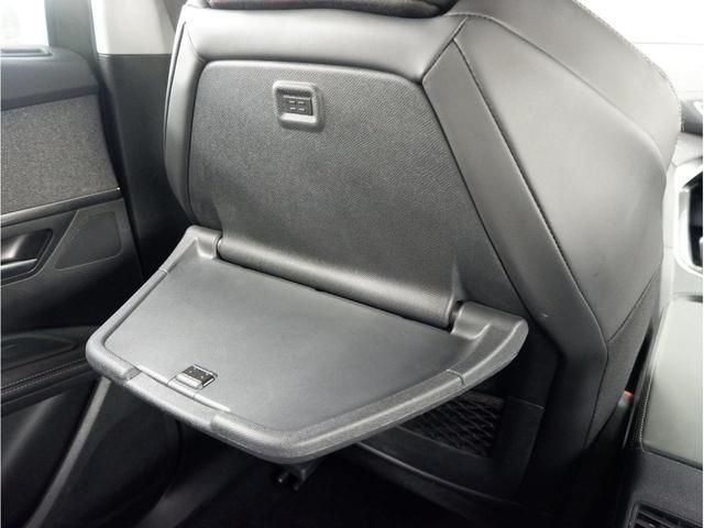 リアシート用の簡易テーブルも完備。ちょっとしたものも置くことができ便利ですね。