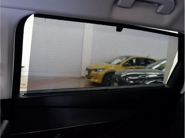 リアシートには、ロールアップサンシェードをご用意しております。