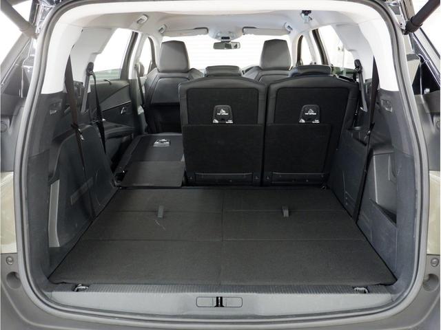 ２列目は、３座独立式となっているため、様々なシートアレンジが可能です。