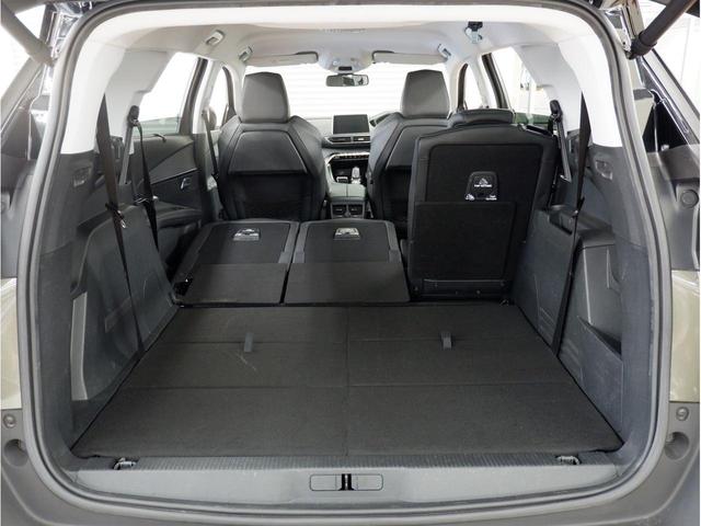 ２列目は、３座独立式となっているため、様々なシートアレンジが可能です。