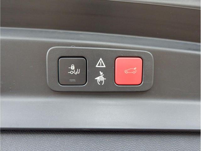 ハンズフリー電動テールを搭載。鍵を持っていれば、足をセンサーへかざす事で開閉が出来ます！