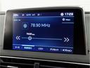 ８インチタッチスクリーンディスプレイ。指先ひとつでスマートフォンのように直感的な操作が可能です。（マルチメディア再生）