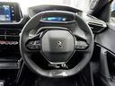 小径でスポーツカーを思わせるスポーティなステアリングホイール。