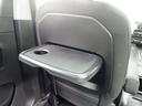 後部座席には、簡易テーブルが装備されております。