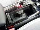 アームレスト下にも収納スペースがございます。