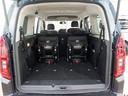 3列目シートを前方へ倒すと、広々としたラゲッジスペースが出来上がります。