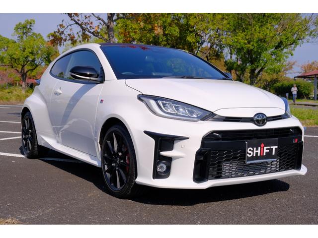 ＧＲヤリス ＲＺ　ハイパフォーマンス　ファースト　エディション　１オーナー禁煙車　屋内保管　サーキット未走行　純正ｏｐマーブル柄カーボンルーフ　ＧＲストラットタワーバー　ＪＢＬオーディオ　Ｔ－コネクトナビＴＶ　予防安全パッケージ　シート＆ステアヒーター（3枚目）