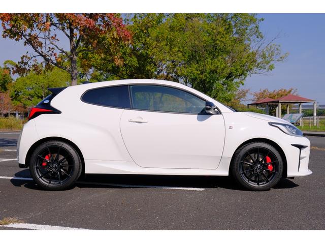 ＧＲヤリス ＲＺ　ハイパフォーマンス　ファースト　エディション　１オーナー禁煙車　屋内保管　サーキット未走行　純正ｏｐマーブル柄カーボンルーフ　ＧＲストラットタワーバー　ＪＢＬオーディオ　Ｔ－コネクトナビＴＶ　予防安全パッケージ　シート＆ステアヒーター（4枚目）