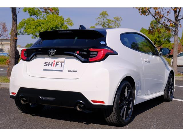 ＧＲヤリス ＲＺ　ハイパフォーマンス　ファースト　エディション　１オーナー禁煙車　屋内保管　サーキット未走行　純正ｏｐマーブル柄カーボンルーフ　ＧＲストラットタワーバー　ＪＢＬオーディオ　Ｔ－コネクトナビＴＶ　予防安全パッケージ　シート＆ステアヒーター（5枚目）