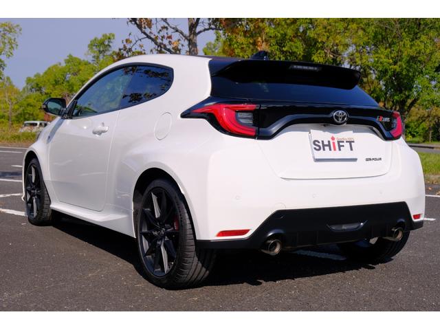 ＧＲヤリス ＲＺ　ハイパフォーマンス　ファースト　エディション　１オーナー禁煙車　屋内保管　サーキット未走行　純正ｏｐマーブル柄カーボンルーフ　ＧＲストラットタワーバー　ＪＢＬオーディオ　Ｔ－コネクトナビＴＶ　予防安全パッケージ　シート＆ステアヒーター（7枚目）