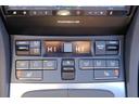 メーカーオプション2つ:オートエアコン+左右独立調整式(クライメートコントロール)およびシートヒーターが装着されています。