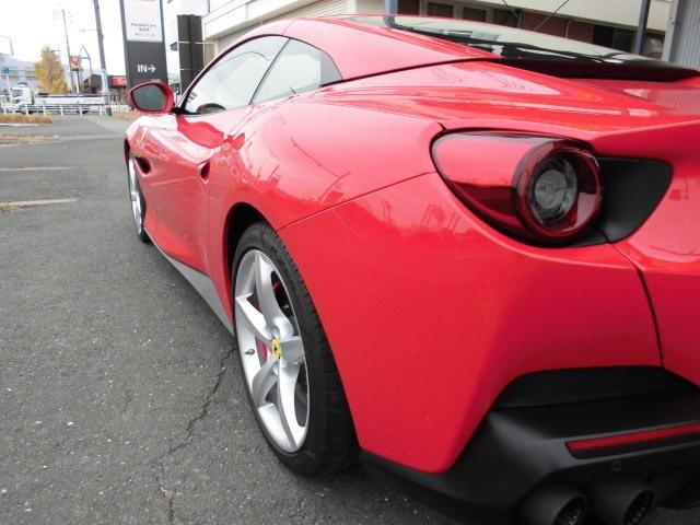 ポルトフィーノ ベースグレード ロッソコルサ ブラックレザー カーボンLEDステアリング マグネライドサス ブラックマフラー Bカメラ ヘッドレスト跳ね馬刺繍(15枚目)