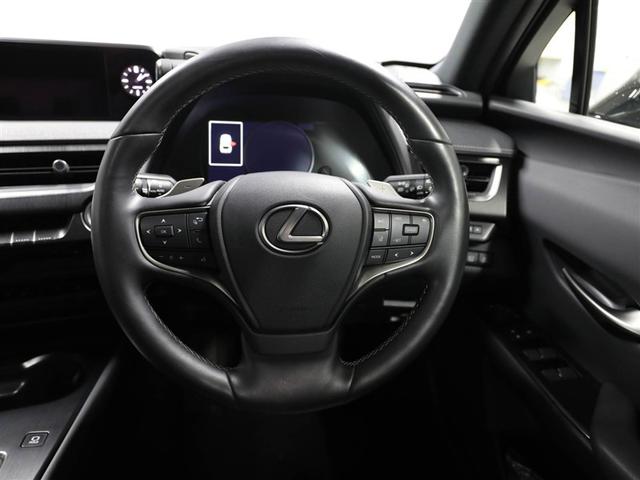 UX UX300e バージョンL レクサス認定中古車CPO 18インチアルミホイール ブラインドスポットモニター パーキングサポートブレーキ(静止物) パノラミックビューモニター おくだけ充電 ムーンルーフ 充電ケーブル(17枚目)