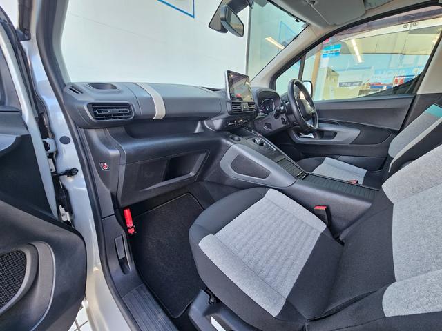 ベルランゴ シャイン　シャイン　ディーゼルターボ　パノラミックルーフ　純正ナビＴＶ　Ａｐｐｌｅｃａｒｐｌａｙ　全周囲カメラ　アダプティブクルーズコントロール　ブラインドスポット　レーンキープ　純正１６インチアルミ　ＥＴＣ（18枚目）