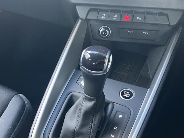 A1スポーツバック 25TFSI アドバンスド コンビニエンス&アシスタンスP ナビゲーションP スマートフォンインターフェイス コントラストルーフ ワイヤレスチャージング Audiconnect Audiconnect アダプティブクルーズ(24枚目)