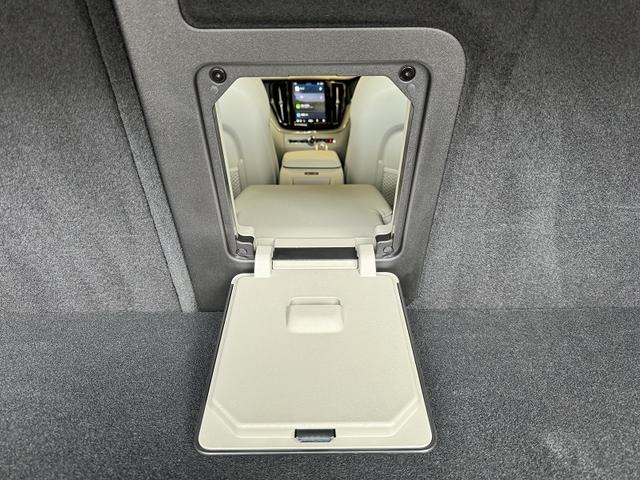 ＸＣ６０ リチャージアルティメトＴ６ＡＷＤプラグインハイブリド　インテリセーフ標準　ファインナッパレザーシート　ハーマンカードンプレミアムオーディオ　Ｇｏｏｇｌｅナビ　３６０°カメラ　ワイヤレススマートフォンチャージ　サンルーフ　エアサスペンション　ＥＴＣ（43枚目）