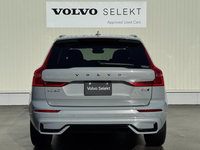 一目でボルボとわかる縦長のテールライト。