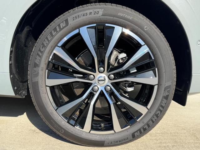 ブラックのカラーリングにダイヤモンドカット加工の輝きが映えるＵｌｔｒａ専用１９インチアルミホイールは、趣あるエクステリアのディテールと視覚的に結びつき、現代的なエレガンスを印象づけます。