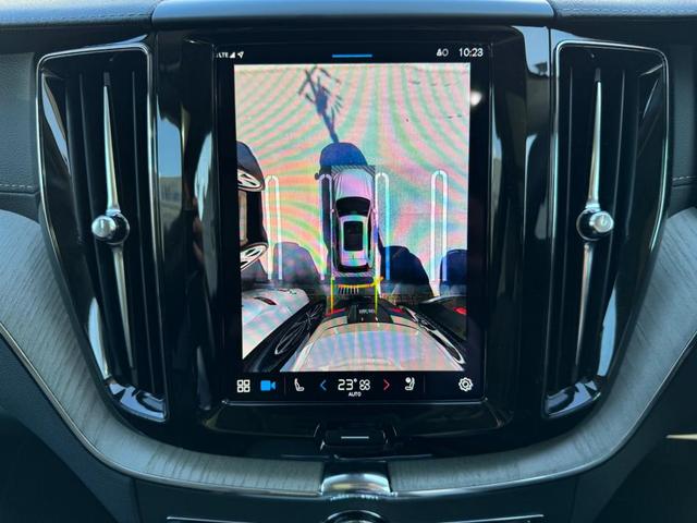 ３６０°ビューカメラ　車両の周囲に装備されている４個のカメラを使用して、車両を真上から見下ろしている画像を作成し、センターディスプレイに表示します。