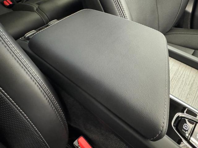 シートと同色のアームレスト