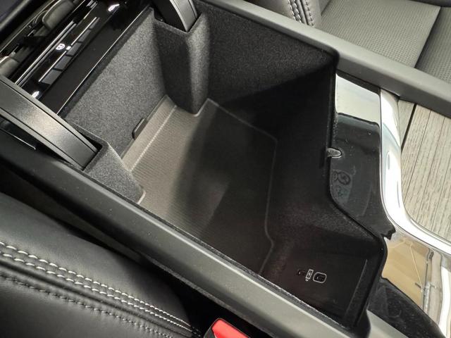 アームレストを開けると小物入れになります。